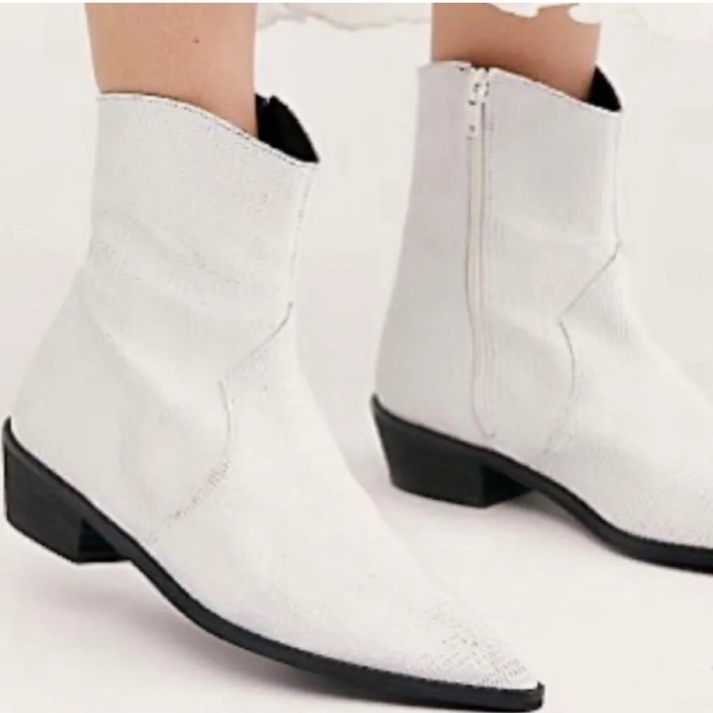 FREE PEOPLE NEW Luke Western White Croc Point Toe Zip Ankle Bootie Boot - Picture 2 of 11